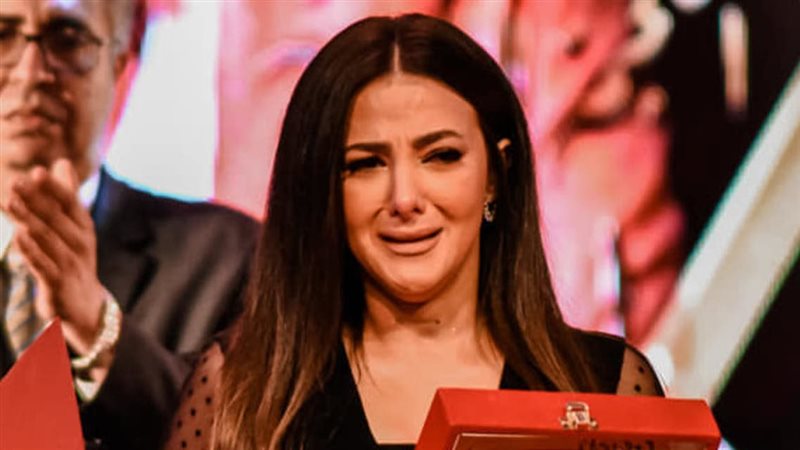 الفنانة دنيا سمير