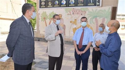 نائب رئيس جامعة الوادي الجديد يتفقد لجان إجراء الكشف الطبي للطلاب الجدد