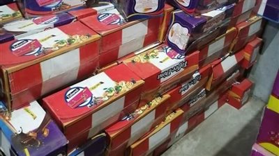 ضبط تاجر سلع غذائية في الفيوم يعيد تدوير البضائع منتهية الصلاحية