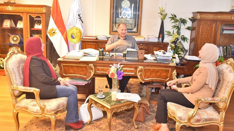 اجتماع محافظ أسيوط