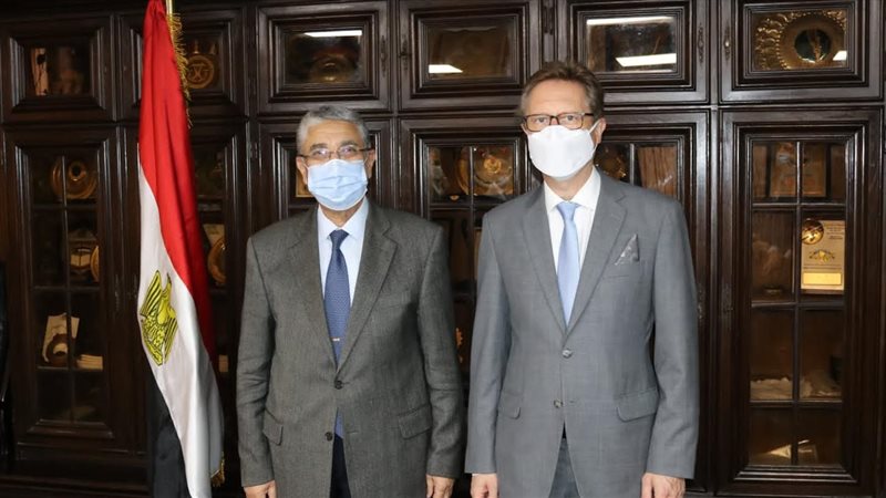 وزير الكهرباء والسفير