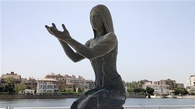 سيدة تجلس في وضع فرعوني.. تمثال ممشى أهل مصر يخطف الأنظار على الكورنيش|فيديو