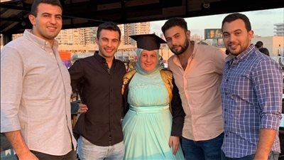 شاب يهنئ أمه بتخرجها في كلية الحقوق.. وردود أفعال واسعة على مواقع التواصل