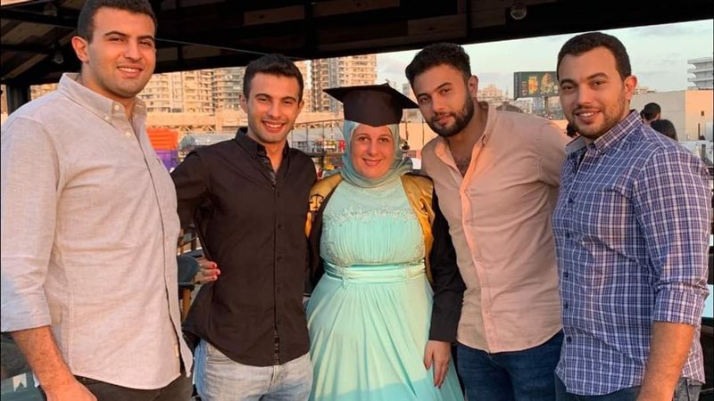 الام مع أبنائها 