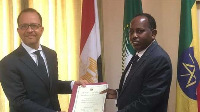 سفير مصر يقدم أوراق