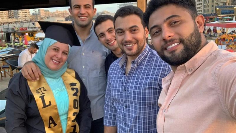 الأم مع أبنائها عقب