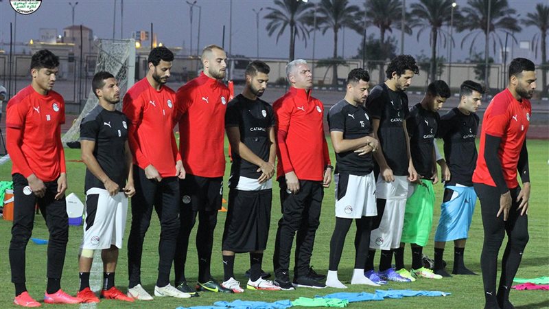 لاعبو منتخب مصر يؤدون