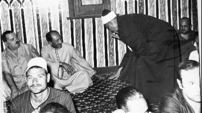السادات داخل مقام