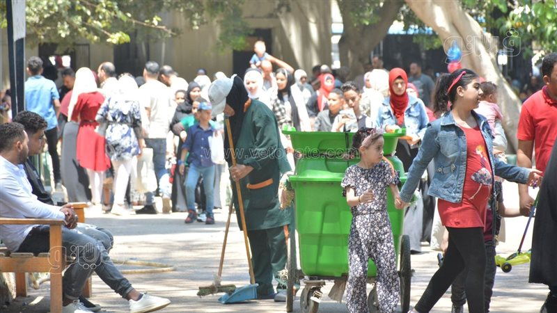 عمال النظافة بحديقة