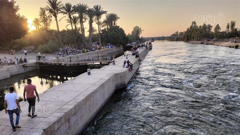 توافد الأهالي بمنطقة