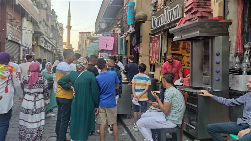 إقبال زوار شارع المعز