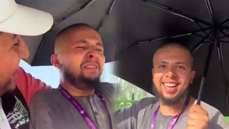 شاب يجهش بالبكاء