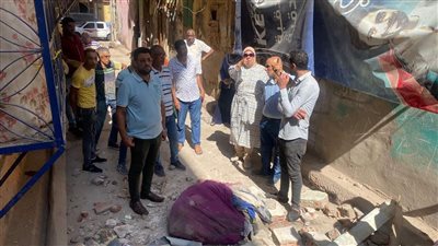 رئيس حي غرب الإسكندرية تتابع إزالة الأجزاء الخطر من 3 عقارات حرصا على سلامة المارة