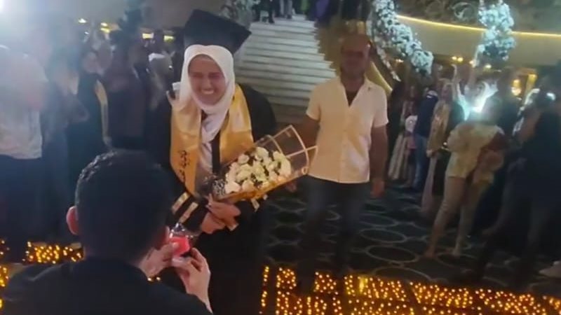 الشاب وهو يتقدم للفتاة،