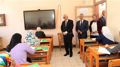وزير التعليم يشدد على استخدام العصا الإلكترونية لتفتيش طلاب الثانوية قبل دخول اللجان
