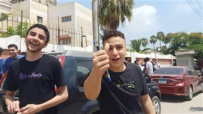 فرحة بين طلاب الثانوية العامة لسهولة اللغة الإنجليزية، طالبة تنشر صورة الامتحان من داخل اللجنة والتعليم تعلن ضبطها، ووفاة طالب بأسوان