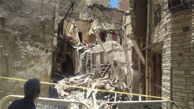  محافظ الإسكندرية يكلف الأجهزة المعنية بمتابعة انهيار عقار الجمرك (صور)