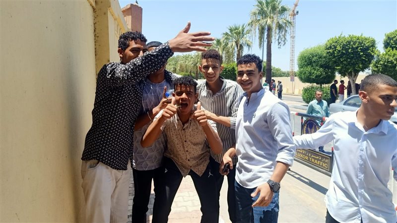 فرحة الطلاب بسهولة