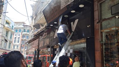 إخماد حريق في لافتة محل تجاري بالإسكندرية 