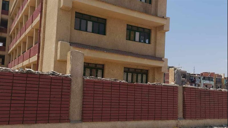 سور المدرسة، فيتو