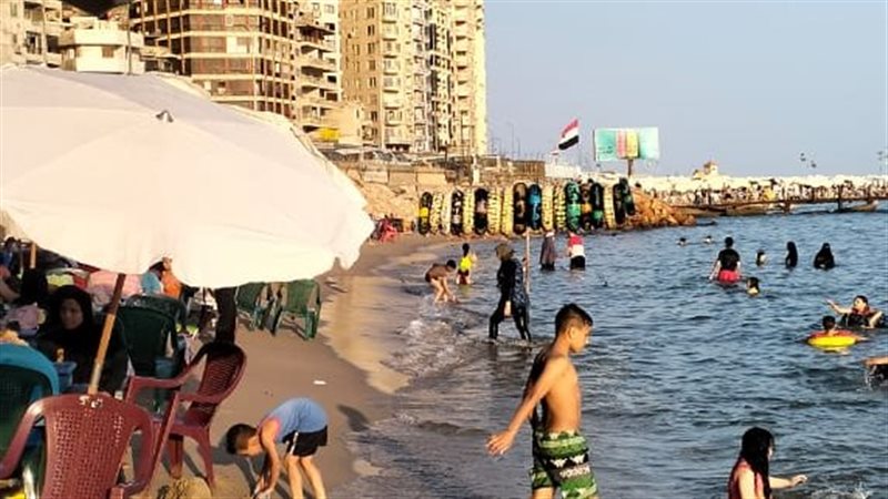 إقبال متوسط على شواطئ
