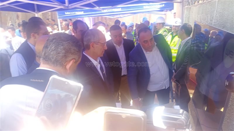 وزير الاتصالات خلال