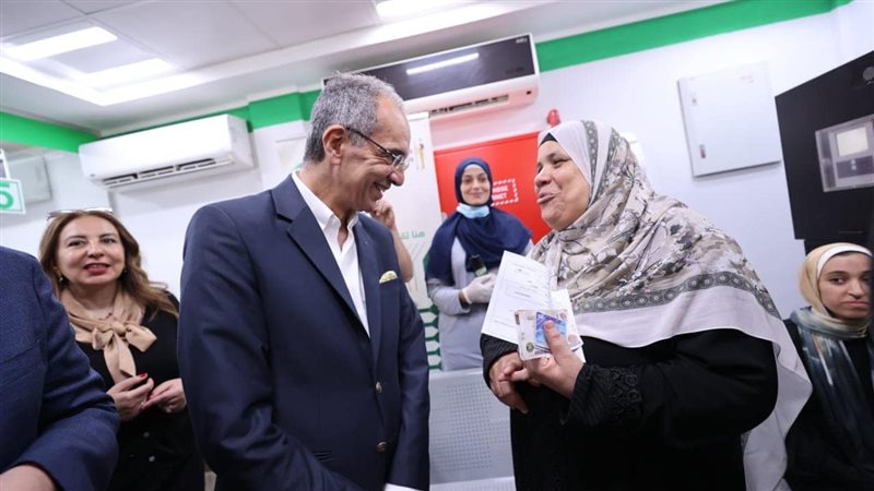 وزير الاتصالات مع