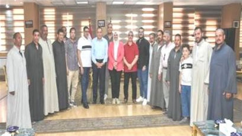 محافط الشرقية يلتقى