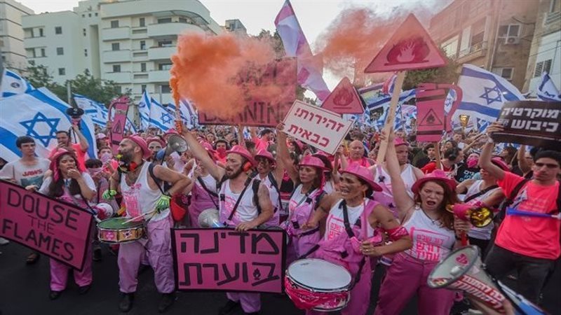 الإسرائيليين في الشوارع