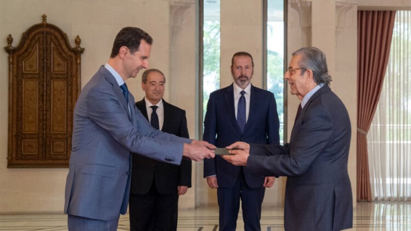 الأسد يتسلم أوراق