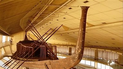 وضع الأحجار الأصلية أعلى حفرة مراكب الملك خوفو بالمتحف المصري الكبير