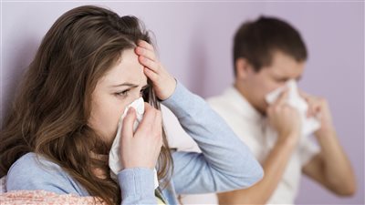 طبيب مناعة يكشف خطورة تناول المضادات الحيوية عند الإصابة بالأنفلونزا