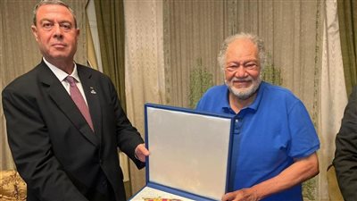 تقليد يحيى الفخراني بوسام الثقافة والعلوم والفنون الفلسطيني