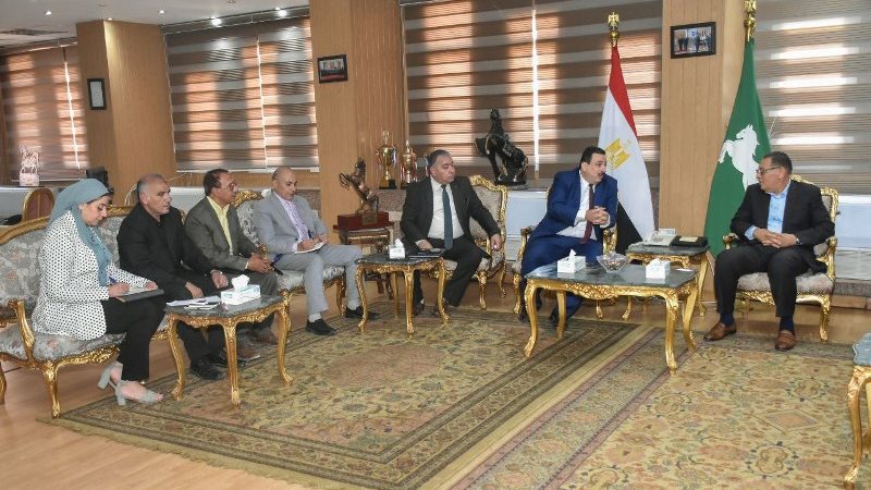 محافظ الشرقية يلتقي