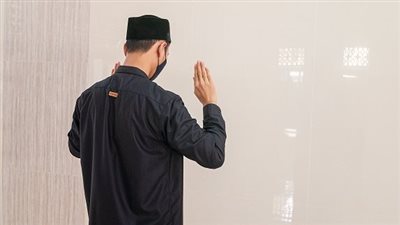 الإفتاء توضح حكم إرسال اليدين في الصلاة