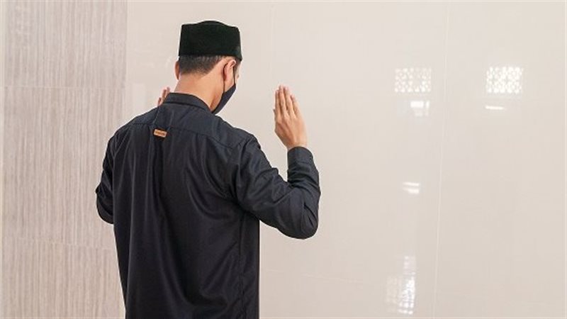 حكم إرسال اليد في