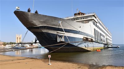 المقاولون العرب تنجح في رفع فندق عائم عملاق ببحيرة ناصر