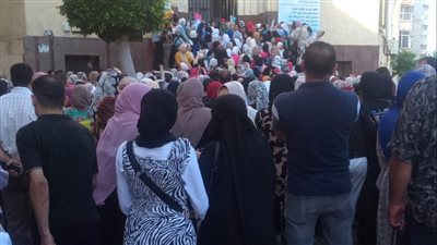 زحام ومشاجرات وإغماء بين المتقدمات لمدرسة تمريض الماترنتية بالإسكندرية (صور)