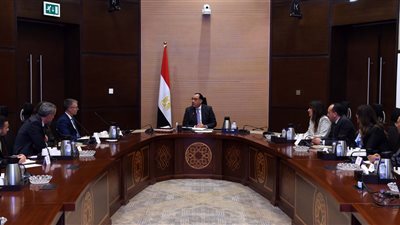 استثماراتها تتخطي 9 تريليونات دولار، مدبولي يلتقي مسئولي شركة 