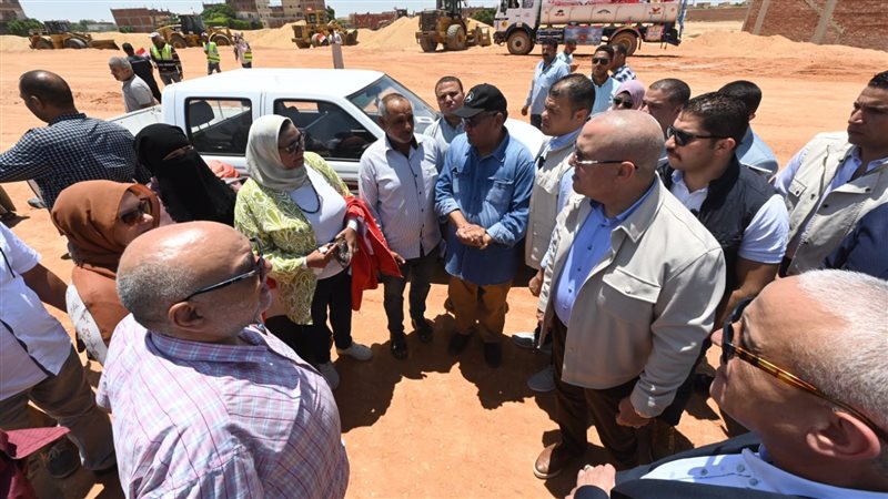 وزير الإسكان يلتقي