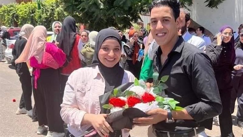 شاب يهدي خطيبته بوكيه