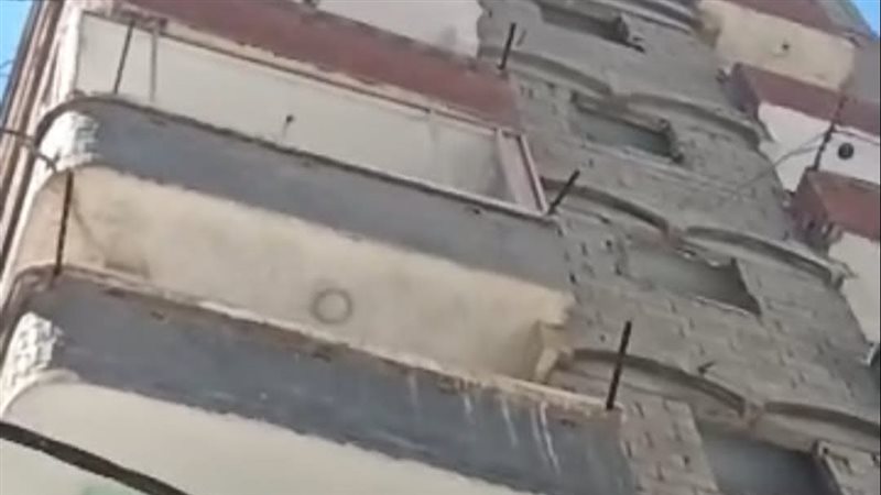 هدم عقار اللبان المائل،