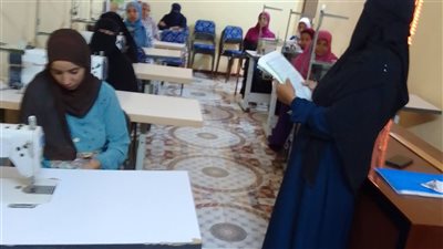 عمل الوادي الجديد تنظم تدريبا للفتيات على التفصيل والخياطة 