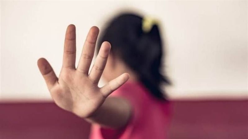 طفلة تقفز من الطابق