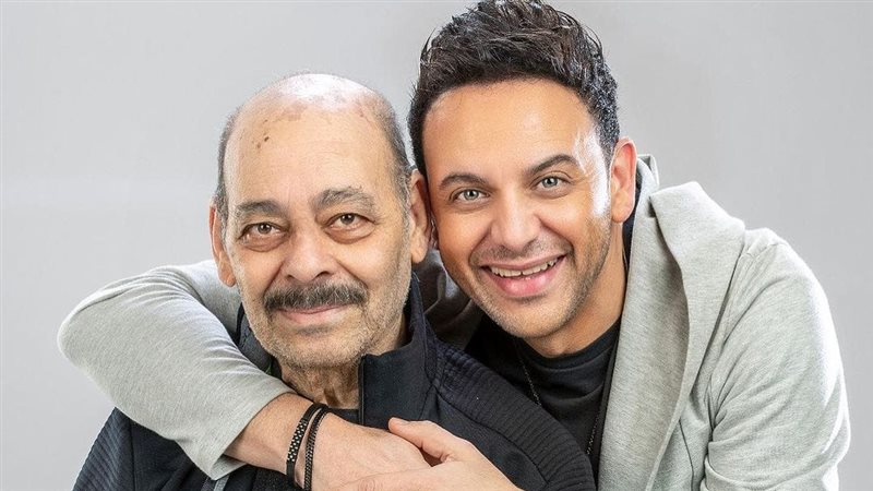 مصطفى قمر ووالده،