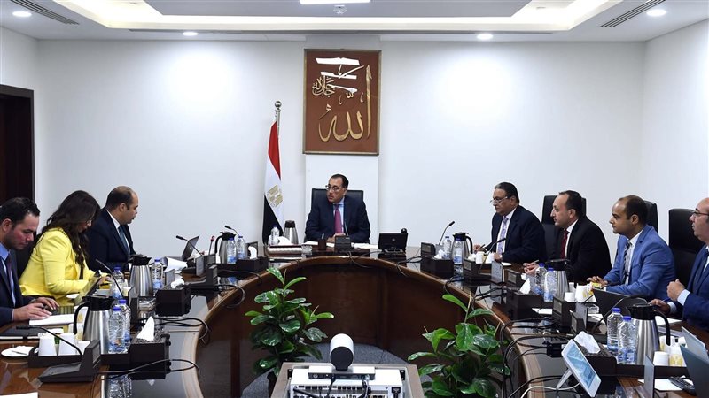 رئيس الوزراء يستعرض