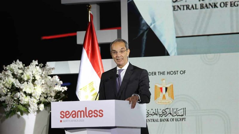 وزير الاتصالات خلال