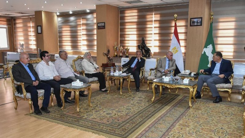 محافظ الشرقية يلتقي