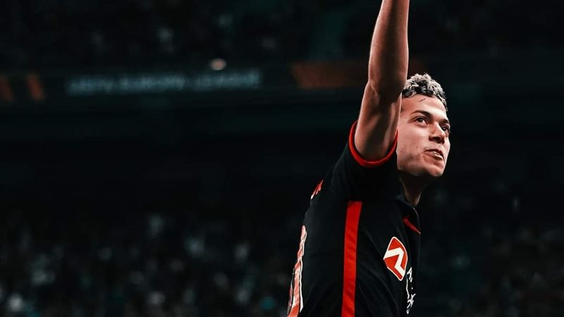 إمام عاشور لاعب النادي