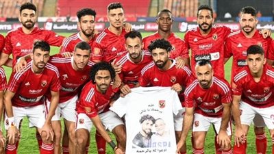 لاعبو الأهلي يكرمون والد مروان عطية قبل بداية مباراة الحدود 